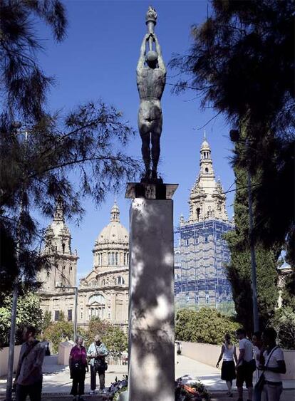 El monumento a Ferrer i Guàrdia en Barcelona, ayer.