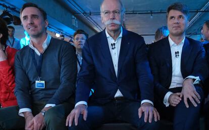 En el centro, con un prominente bigote, Dieter Zetsche, CEO de Daimler; a su izquierda está el CEO de BMW, Harald Krüger. A su derecha, con un jersey, Marc Berg, nuestro entrevistado de hoy. La foto fue tomada durante el lanzamiento de las marcas Share Now, Reach Now, Charge Now, Free Now y Park Now en febrero de 2019.
