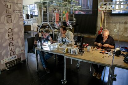 En las ciudades han surgido distintos proyectos como Repair Café que animan a los consumidores a aprender a reparar sus propios productos.