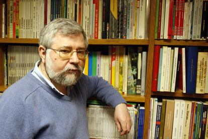 El escritor y periodista Florencio Domínguez posa en biblioteca de Vasco Press.