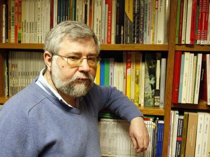El escritor y periodista Florencio Domínguez posa en biblioteca de Vasco Press.