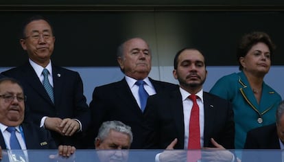 O secretário-geral da ONU, Ban Ki-Moon, o presidente da Fifa, Josep Blatter e a presidenta do Brasil, Dilma Rousseff, na partida inaugural da Copa.