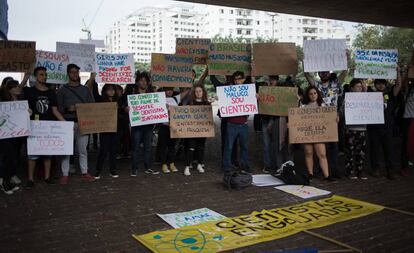 Estudantes protestam contra cortes de verbas para as universidades federais, no vão livre do Masp.