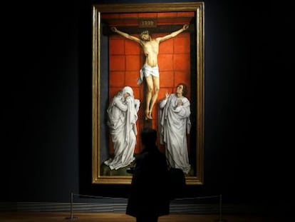 La pintura &quot;El Calvario&quot;, obra de Rogier van der Weyden, expuesta tras su restauraci&oacute;n.