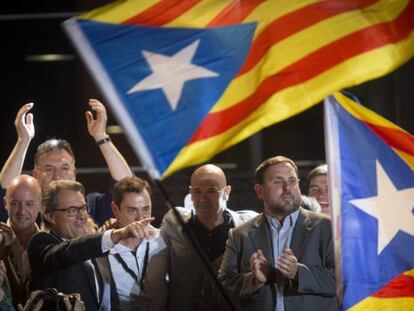 Junqueras (en el centro), con Romeva y Mas.