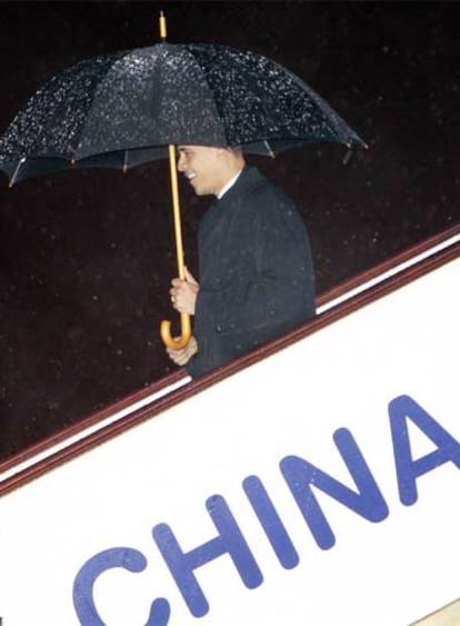 Barack Obama desciende del avión presidencial en Shanghai.