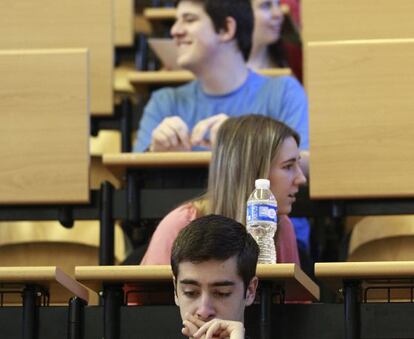 Varios jóvenes en una de las aulas en las pruebas de selectividad.
