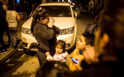 Residentes evacuados en Santiago de Chile.