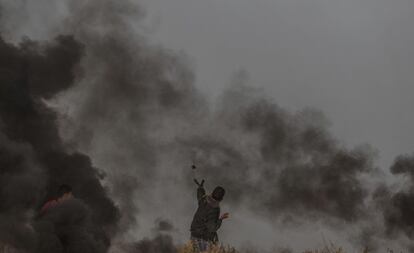 Un hombre lanza piedras con su tirachinas durante los altercados en la frontera entre Gaza e Israel.