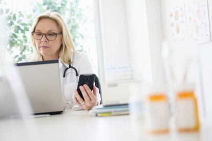 Una doctora atiende telemáticamente a un paciente.