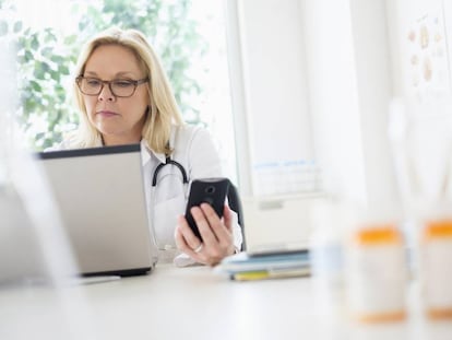 Una doctora atiende telemáticamente a un paciente.