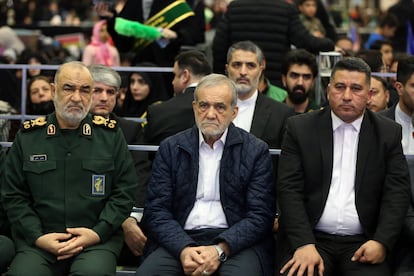 Hossein Salami, jefe de la Guardia Revolucionaria Islámica, junto a Masud Pezeshkian, Presidente de Irán, en el centro de la imagen, atiende a la ceremonia conmemorativa celebrada en la Mezquita del Imán Jomeini (Mosalla) con motivo del 5º aniversario de Qasem Soleimani, Comandante de la Fuerza Quds afiliada al Cuerpo de la Guardia Revolucionaria Islámica en Teherán (Irán), el 2 de enero de 2025.