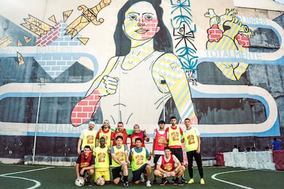El equipo de los Dragones de Lavapiés posa en el recinto en que entrenan de Calle Tribulete, en Madrid.