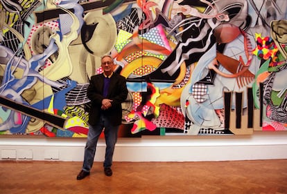 El artista estadounidense Frank Stella con una de sus obras expuestas en la exposición la Royal Academy, en Londres, en 2000.