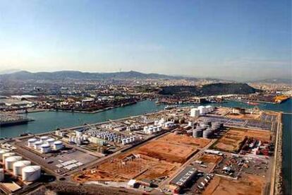 Vista aérea del muelle de inflamables del puerto de Barcelona.