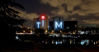 Logotipo de TIM (Telecom Italia) proyectado en varios edificios de Roma.