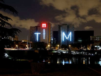 Logotipo de TIM (Telecom Italia) proyectado en varios edificios de Roma.