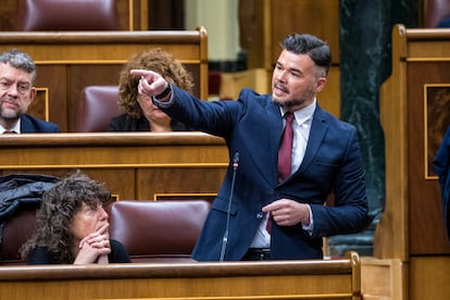 Gabriel Rufián, portavoz de ERC en el Congreso, interpela directamente a Miriam Nogueras, de Junts, durante una intervención.