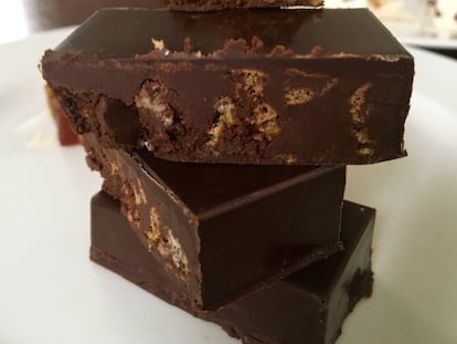 CORTE DE TURRÓN DE CHOCOLATE CON PORRAS / CAPEL
