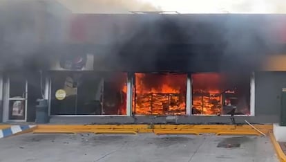 Delincuentes prendieron fuego a una tienda Oxxo en Michoacán, este domingo.