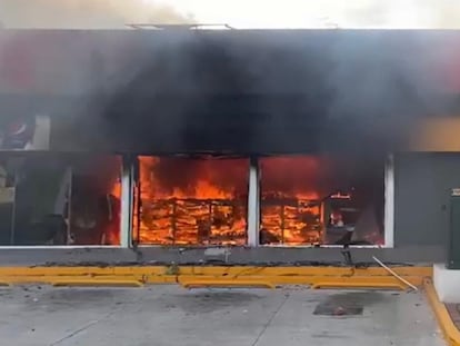 Delincuentes prendieron fuego a una tienda Oxxo en Michoacán, este domingo.