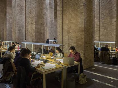 Estudiantes en una biblioteca de la Universidad Pompeu Fabra de Barcelona.