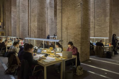 Estudiantes en una biblioteca de la Universidad Pompeu Fabra de Barcelona.