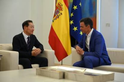 El presidente del Gobierno, Pedro Sánchez, y el consejero delegado de Samsung Electronics, Jong-Hee Han, durante su reunión en Moncloa este miércoles.