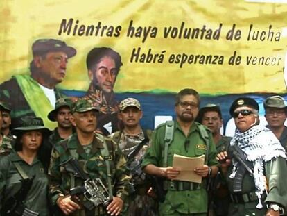 Iván Márquez, exmiembro de las FARC, lee un manifiesto acompañado de integrantes de la Segunda Marquetalia.