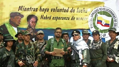 Iván Márquez, exmiembro de las FARC, lee un manifiesto acompañado de Jesús Santrich.