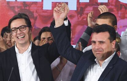 El presidente electo, Stevo Pendarovski (izquierda), y el primer ministro Zoran Zaev, celebran la victoria el domingo en Skopje.