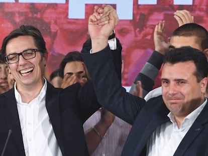 El presidente electo, Stevo Pendarovski (izquierda), y el primer ministro  Zoran Zaev, celebran la victoria el domingo en Skopje. 