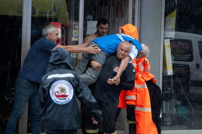 Un hombre es rescatado en Volos, durante la tormenta 'Daniel', este martes.