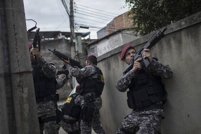 Agentes da For&ccedil;a Nacional fazem opera&ccedil;&atilde;o no Complexo da Mar&eacute;, nesta quinta.