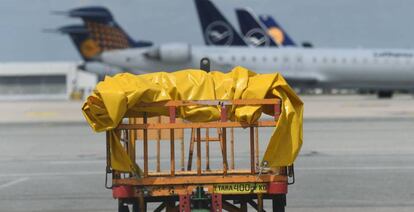 Un transportador de equipajes frente a aviones de Lufthansa en el aeropuerto de Múnich.