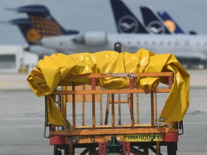 Un transportador de equipajes frente a aviones de Lufthansa en el aeropuerto de Múnich.