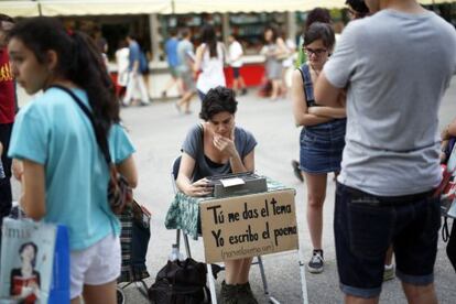 Una poeta 'de servicio' en mitad de la Feria del Libro de Madrid. El visitante propone y ella dispone, en verso.