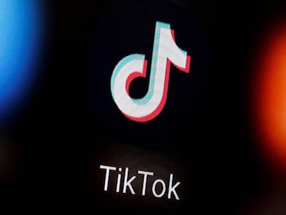 Logotipo de TikTok en un smartphone.