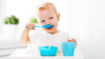 Las cucharas tienen una forma curvada para permitir que los bebés puedan agarrarla fácilmente y aprendan a comer solos. GETTY IMAGES.