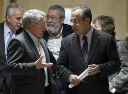 Corbacho (a la derecha) conversa con Toxo. Detrás, Bárcenas (izquierda) y Méndez.
