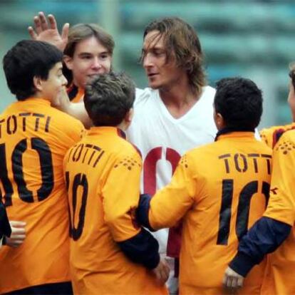 Totti celebra un gol rodeado de los recogepelotas del Roma, vestidos con su camiseta.