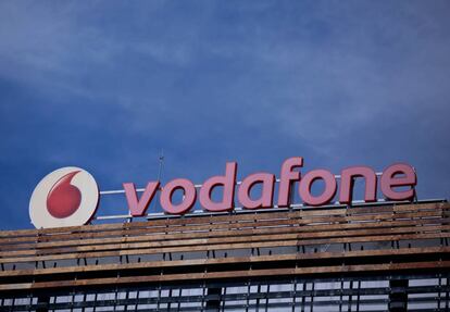 Un cartel de Vodafone en un edificio de Madrid