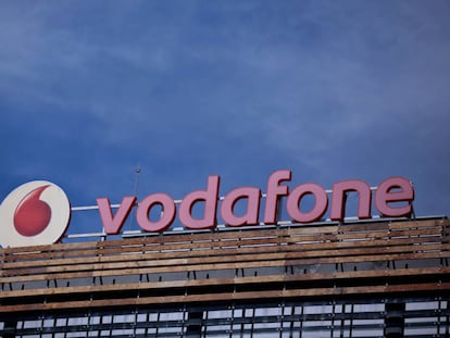 Un cartel de Vodafone en un edificio de Madrid