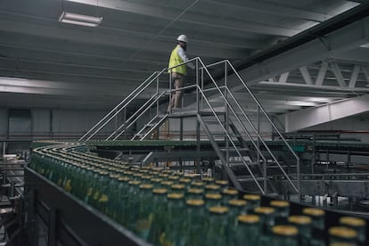 Un trabajador en una embotelladora de agua en Monterrey (Estado de Nuevo León).