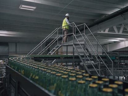 Un trabajador en una embotelladora de agua en Monterrey (Estado de Nuevo León).