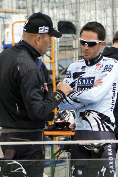 Alberto Contador charla con el director del Saxo Bank, Bjarne Riis, ayer en el velódromo de Palma.