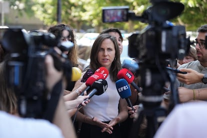 La secretaria general de Podemos, Ione Belarra, habla a la prensa durante una visita a Barcelona.