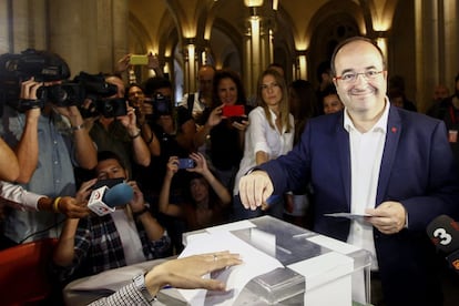 El candidato del PSC a la Generalitat de Cataluña, Miquel Iceta, deposita su voto.