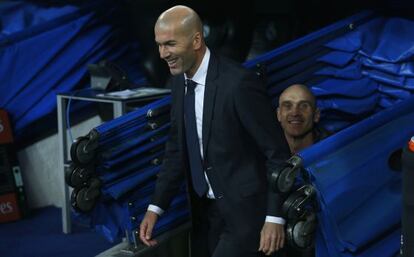 Zidane entra al campo antes de su primer partido como técnico del Madrid.
