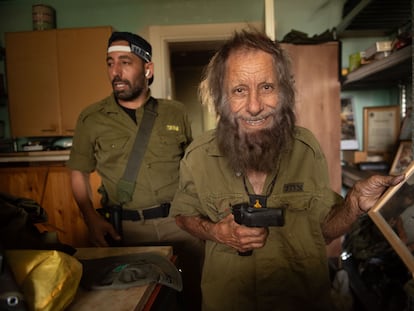 El reservista Ishashi El Hagah, de 42 años, y su padre Shlomo El Hagah, de 85, en su casa de Kyriat Shmona, próxima a la frontera con Líbano.